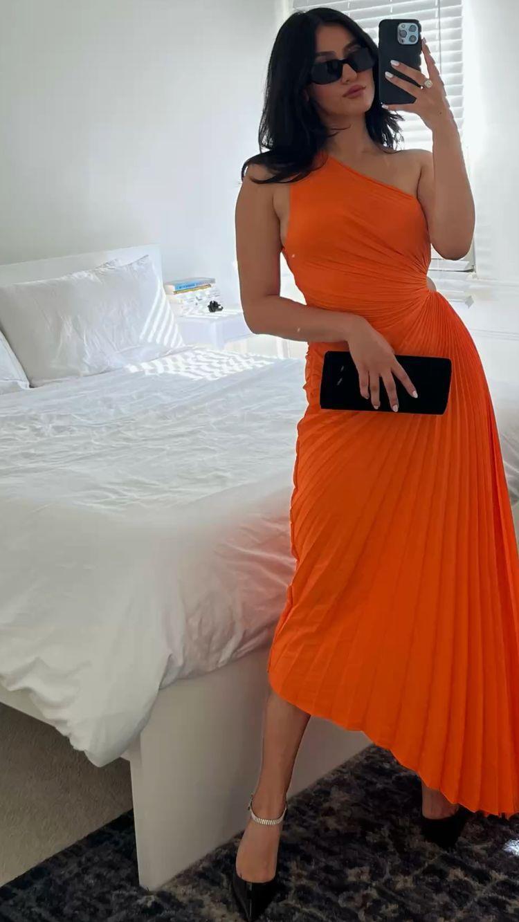 One Shoulder Sleeveless Pleated Irregular Maxi Dresses