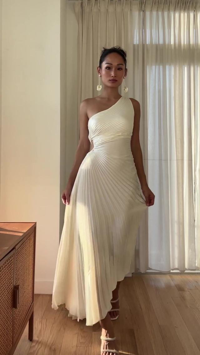 One Shoulder Sleeveless Pleated Irregular Maxi Dresses